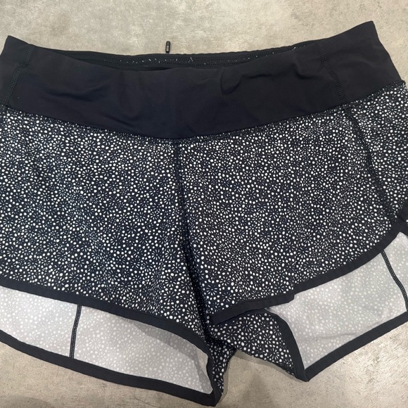 Lululemon speed short 4 way stretch 2.5”
Freckle flower black white/black
Size 6 - Picture 1 of 4